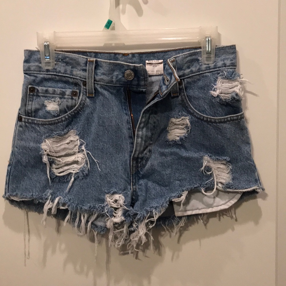 Distressed Levi’s high waisted denim shorts